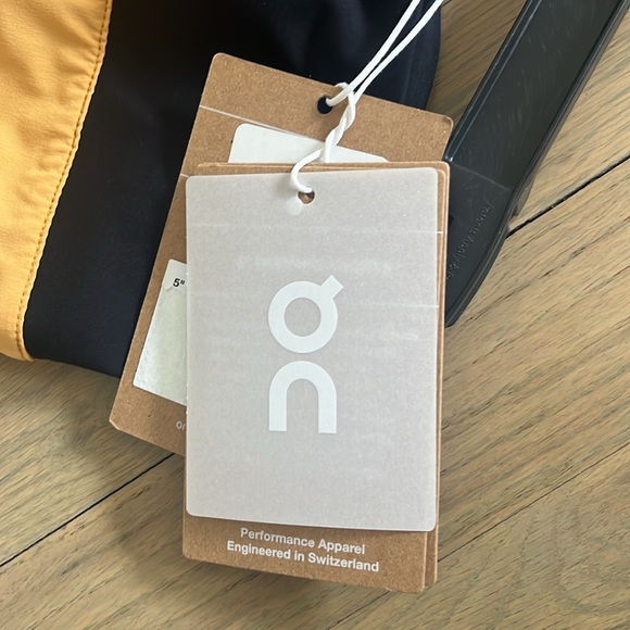 New!! On Running women's 5" shorts - Picture 5 of 7